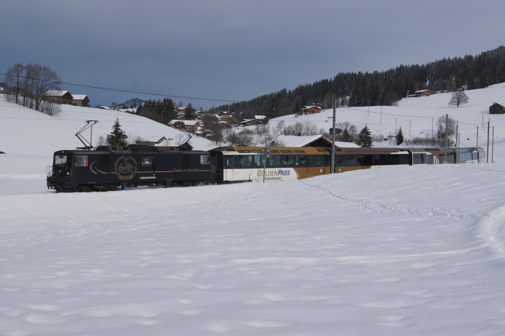 GDe 4/4 6002 fhrt am 3.1.11 mit dem D 3123 oberhalb von Gruben talwrts.