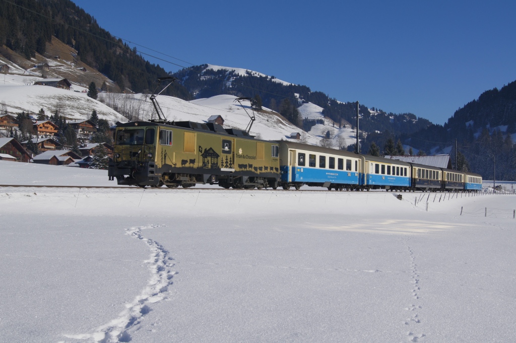GDe 4/4 6003 erreicht am 31.12.10 Rougemont mit dem Golden Pass Classic.