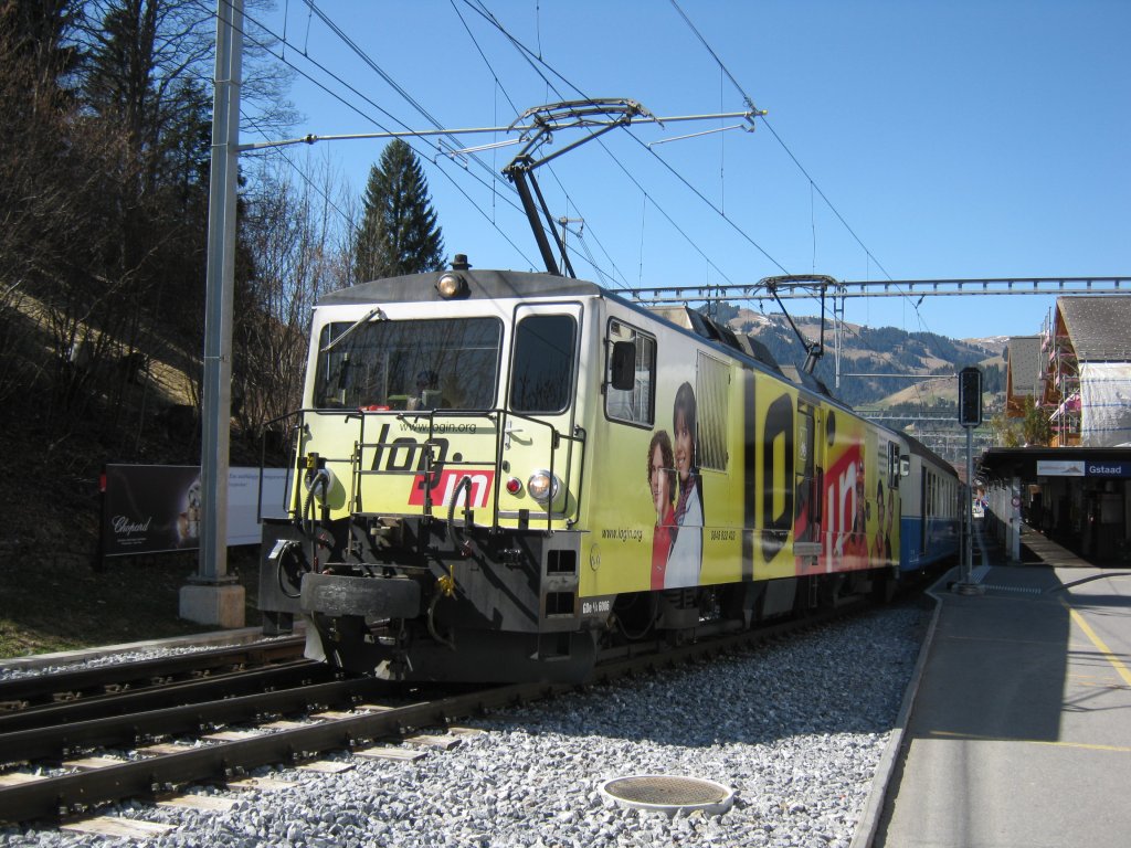 GDe 4/4 6006 mit Schnellzug nach Zweisimmen bei Ausfaht in Gstaad, 02.04.2011. Der GOLDENPASS CLASSIC hatte an diesem Tag nur zwei Classic Wagen angehngt.