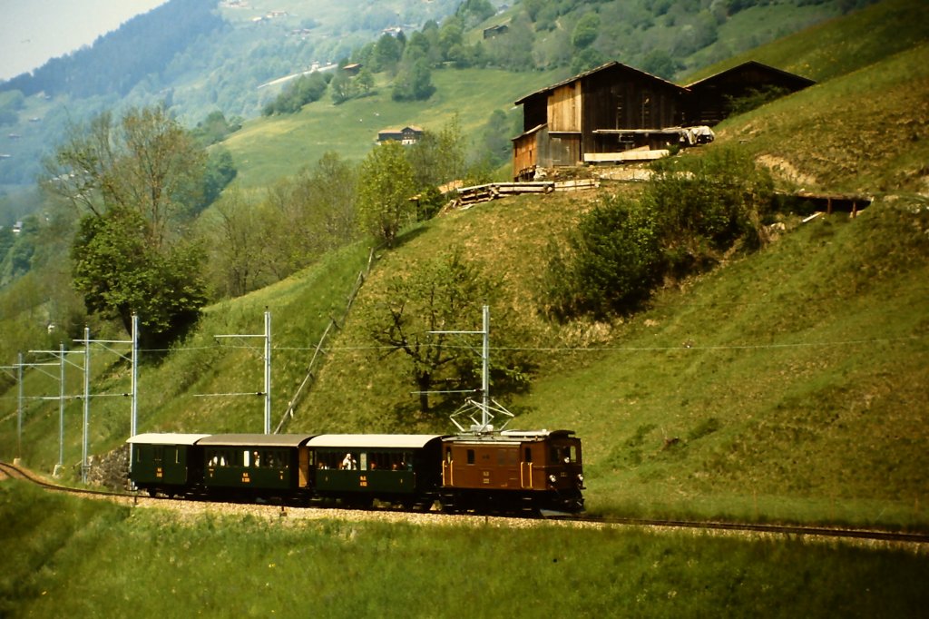 Ge 2/4 Nr. 222 unterwegs zwischen Kblis und Klosters (bei Saas) im Jahr des 100-jhrigen Jubilums (1989) mit den Zweiachsern.