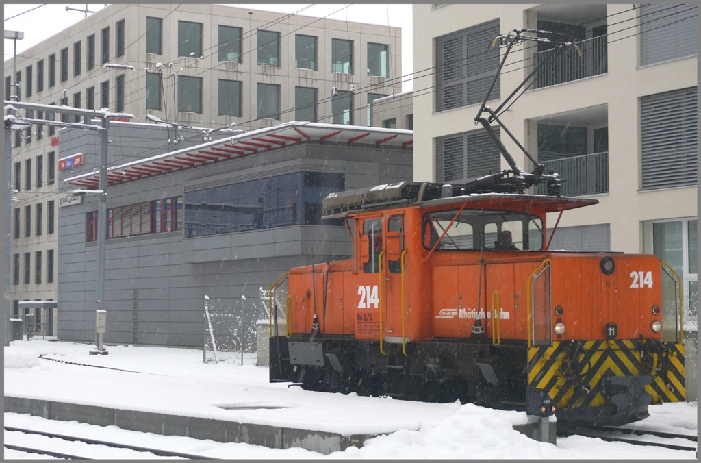 Ge 3/3 214 vor dem Stellwerk Chur. (11.12.2010)