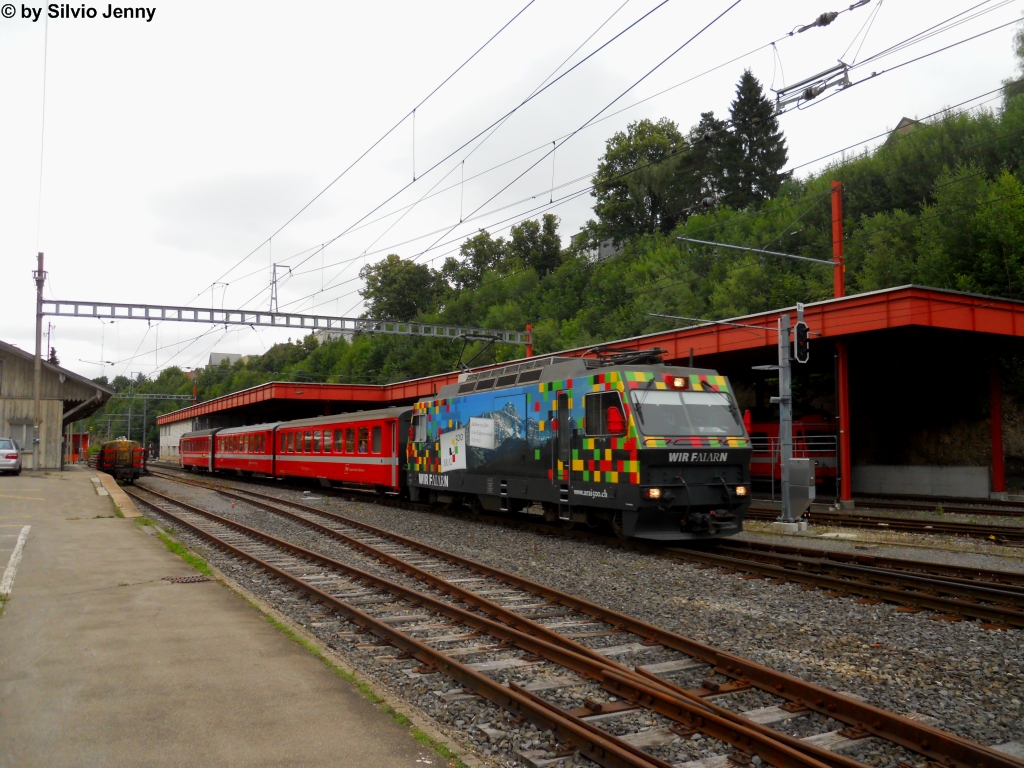 Ge 4/4 1 ''500 Jahre Eidgenossenschaft'' am 20.7.2012 in Herisau. Dies ist die einzige Lokomotive der Appenzeller Bahnen. Sie wurde 1994 in Betrieb genommen fr den Rollbockverkehr ab Gossau, dazu erhielt die Lok auffllige Puffer auf Niveau von Normalspurwagen. 2003 wurde der Rollbockbetrieb eingestellt, der Lok wurden die markanten Puffer entfernt und sie fhrt heute mir Regionalzgen zwischen Gossau und Wasserauen. Aktuell wirbt sie fr die 500-jhrige Zugehrigkeit der beiden Appenzell zur Schweizer Eidgenossenschaft.