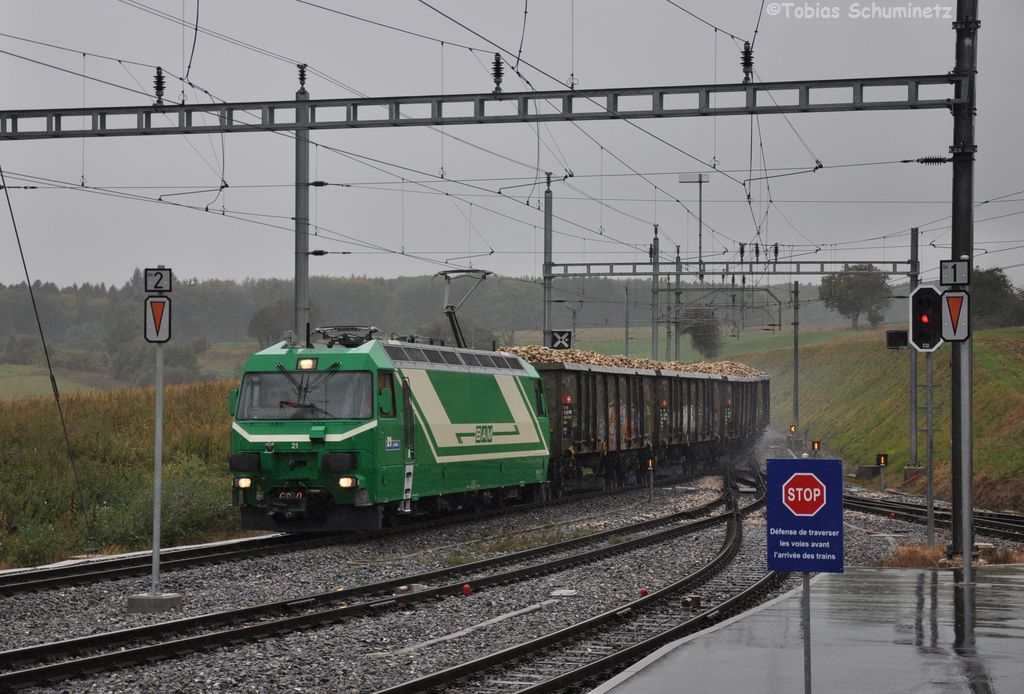 Ge 4/4 21 mit Zuckerrbenzug am 24.09.2012 bei der Einfahrt in Apples