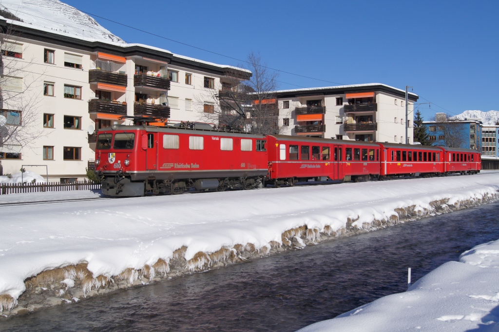 Ge 4/4 610 fhrt am 5.1.11 mit dem R 823 von Davos Dorf Richtung Davos Platz.