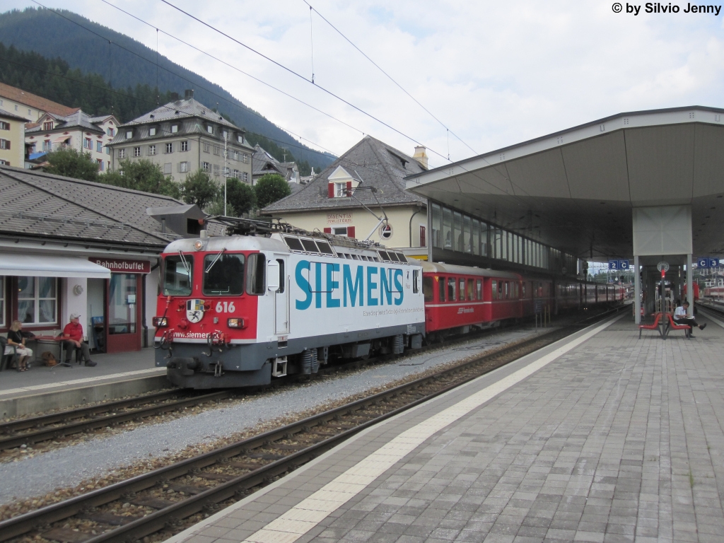 Ge 4/4'' 616 ''Siemens'' am 4.8.2012 in Disentis/Mustr. Noch immer werden die Mitteleinstiegswagen des fliegenden Rhtiers (1. Wagen hinter der Lok) regelmssig als Verstrkungswagne eingesetzt