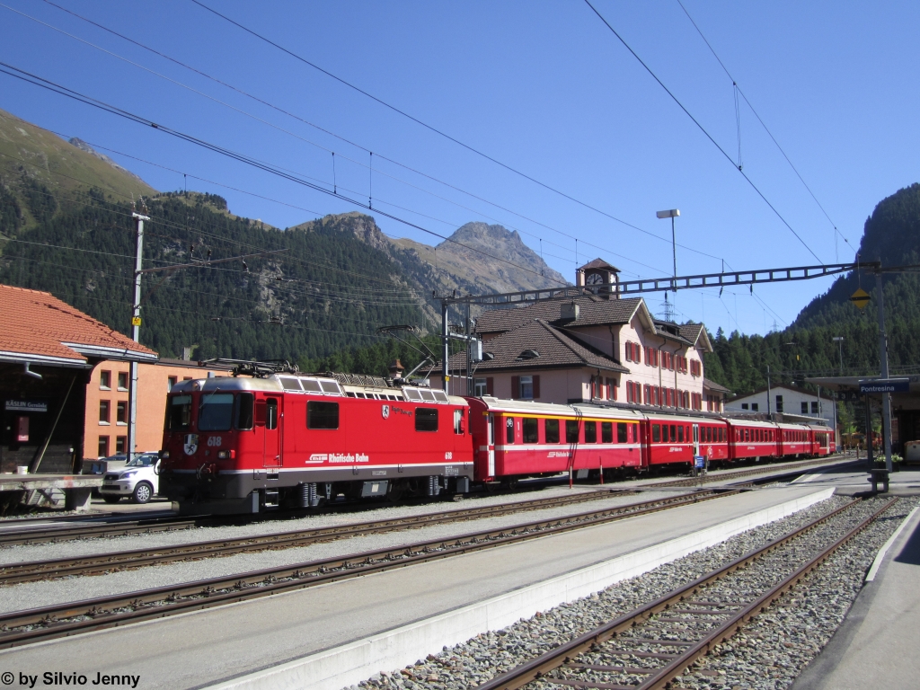 Ge 4/4'' 618 ''Bergn/Bravuogn'' am 8.9.2012 in Pontresina als Regio 1948 nach Scuol-Tarasp.