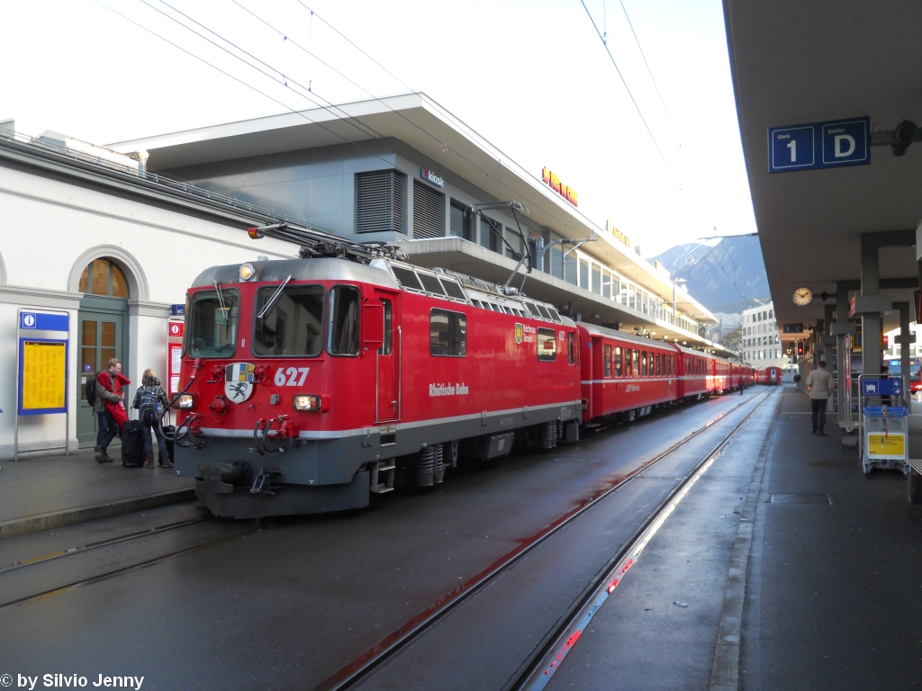 Ge 4/4'' 627 ''Reichenau-Tamins'' steht am 15.1.2011 mit dem Regio 1429 nach Arosa auf dem Churer Bahnhofplatz