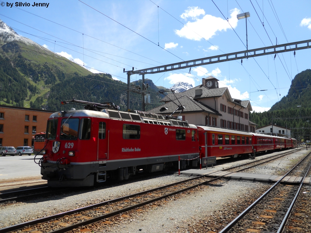 Ge 4/4'' 629 ''Tiefencastel'' am 7.8.2010 in Pontresina als Regio 1940 nach Scuol-Tarasp. Diese Lokomotive war die erste ihrer Serie, die mit rechteckigen Scheinwerfern ausgerstet wurde.