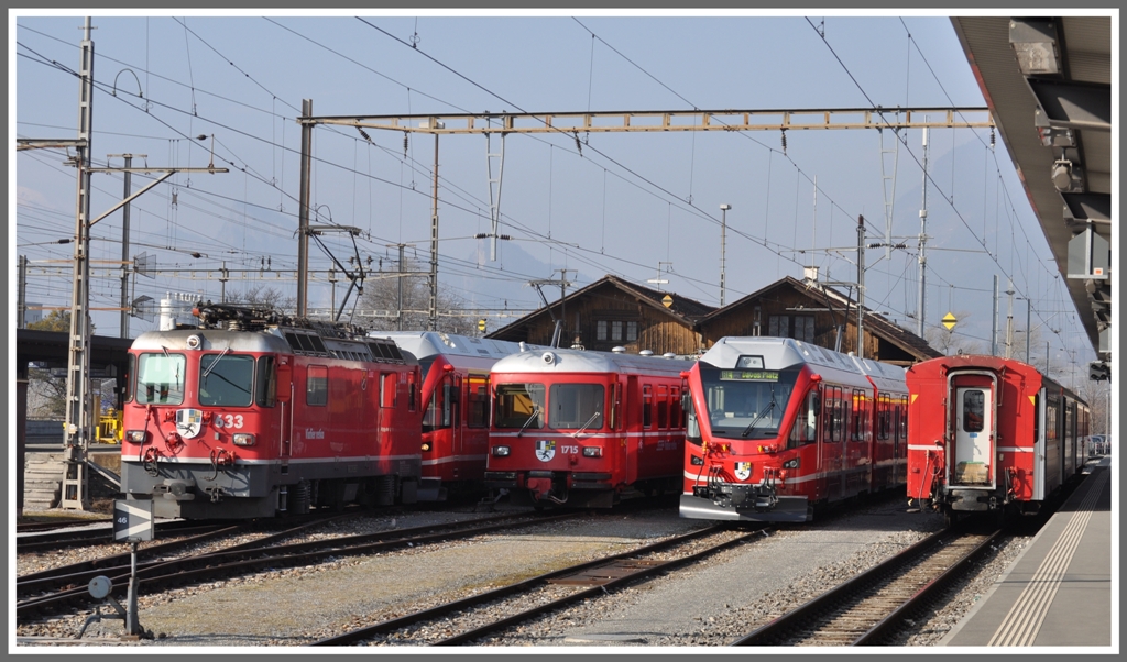 Ge 4/4 633  Zuoz , Steuerwagen 1715
 und zwei Allegra in Landquart. (03.03.2011)