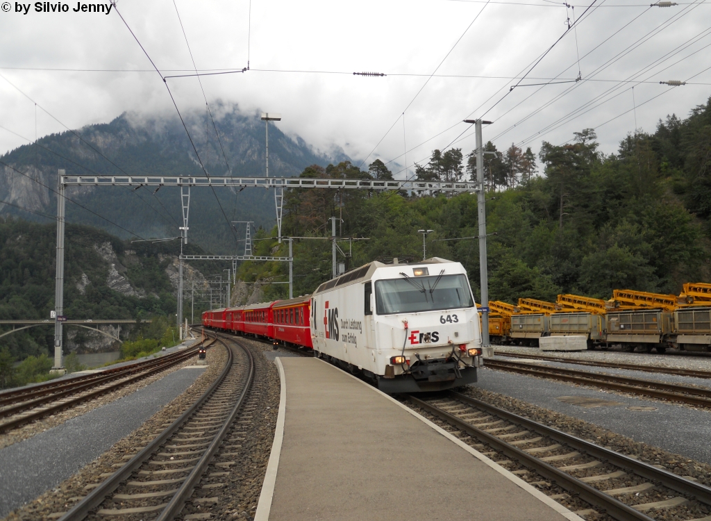 Ge 4/4''' 643 ''EMS-Chemie'' am 6.8.2010 mit dem RE 1161 nach St.Moritz in Reichenau-Tamins. Links im Bild ist knapp der Rhein zu erkennen, bei Reichenau kommen der Vorder- und Hinterrhein zusammen.