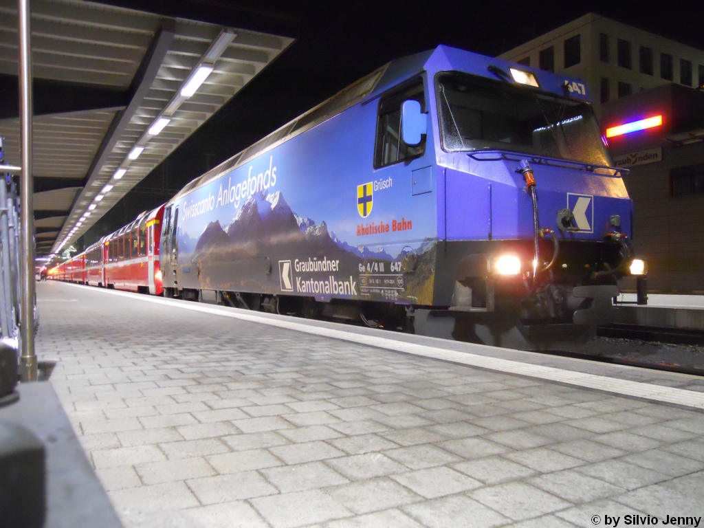 Ge 4/4''' 647 ''GKB'' am 15.2.2011 in Chur, wo sie mit dem RE 1164 aus St.Moritz auf den Kuppler wartet, und die Lok abhngt.