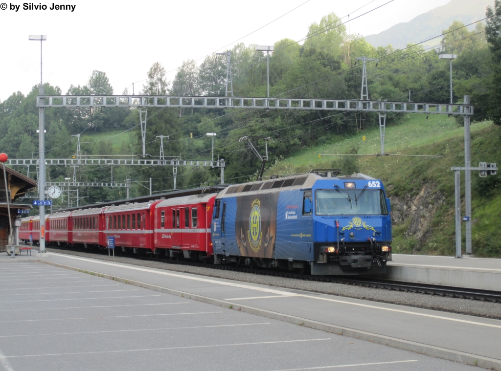 Ge 4/4''' 652 ''HC Davos'' am 6.8.2012 in Filisur als Regio 1117 nach St.Moritz. Am Morgen und am Abend gelten die Albula-Zge als Regionalzge, da sie mehrere Bahnhfe bedienen, die untertags nicht bedient werden, unter ihnen sind zum Beispiel Alvaneu oder Surava.