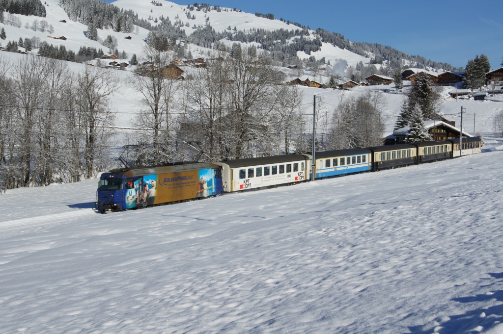 Ge 4/4 8002 befindet sich am 3.1.11 mit dem Golden Pass Classic unterhalb von Schnried.