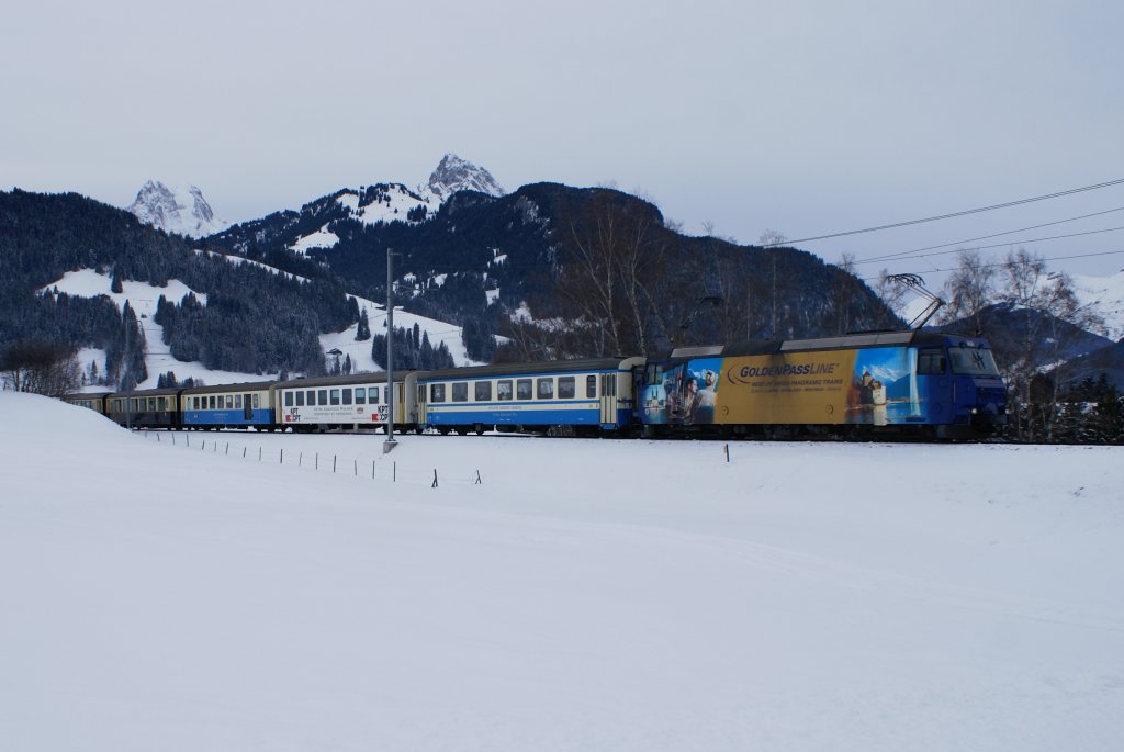 Ge 4/4 8004 zieht am 16.1.10 bunt gemischten Zug von Gstaad Richtung Gruben.