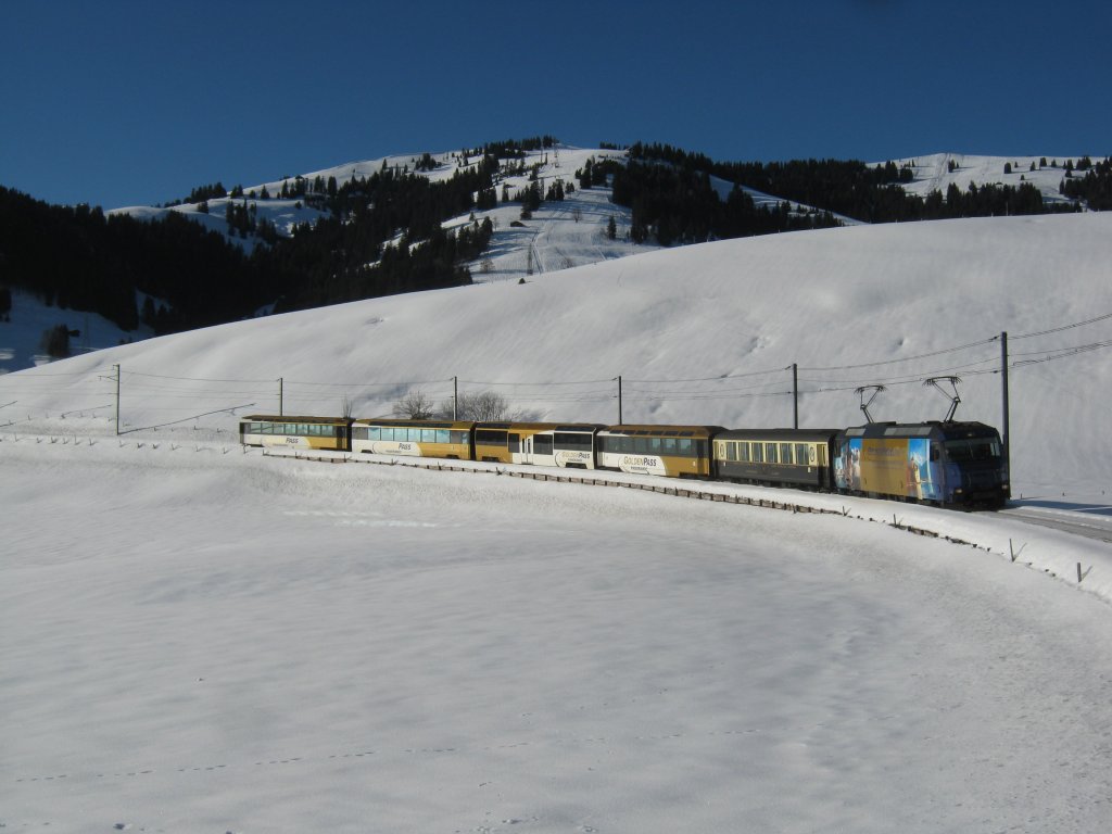 Ge 4/4 800x mit dem D 3123 zwischen Schnried und Gstaad, 12.01.2012.