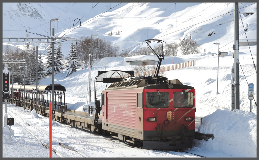 Ge 4/4 81  Wallis  mit Autotransportzug in Realp. (10.01.2012)