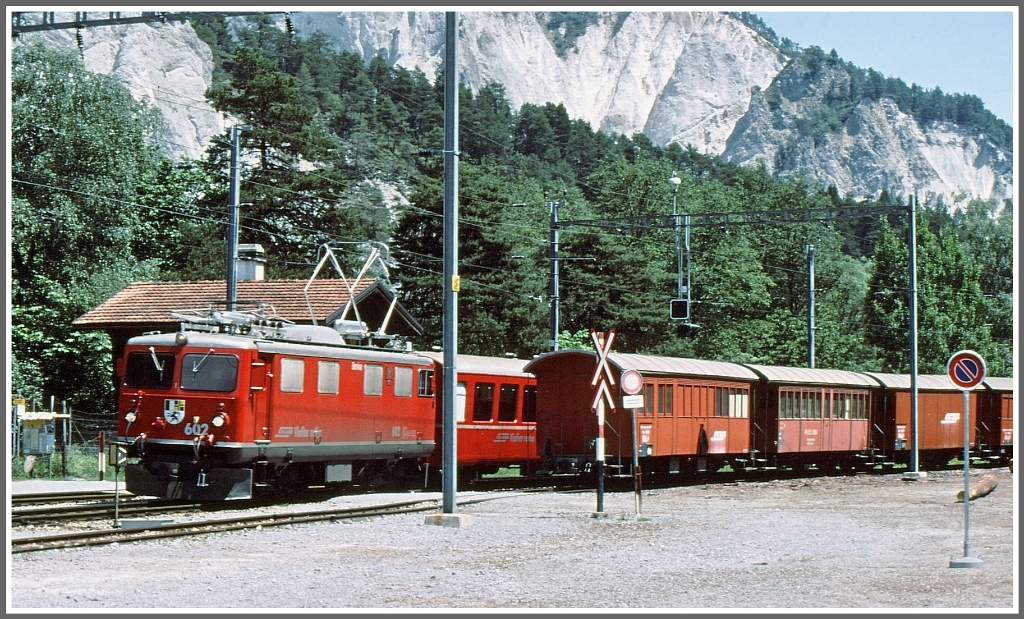 Ge 4/4 I 602  Bernina  fhrt in Versam-Safien ein. Der Bahndienst ist mit einer ganzen Ansammlung von Mannschafts- und Gertewagen vor Ort. (Archiv ca.1990)