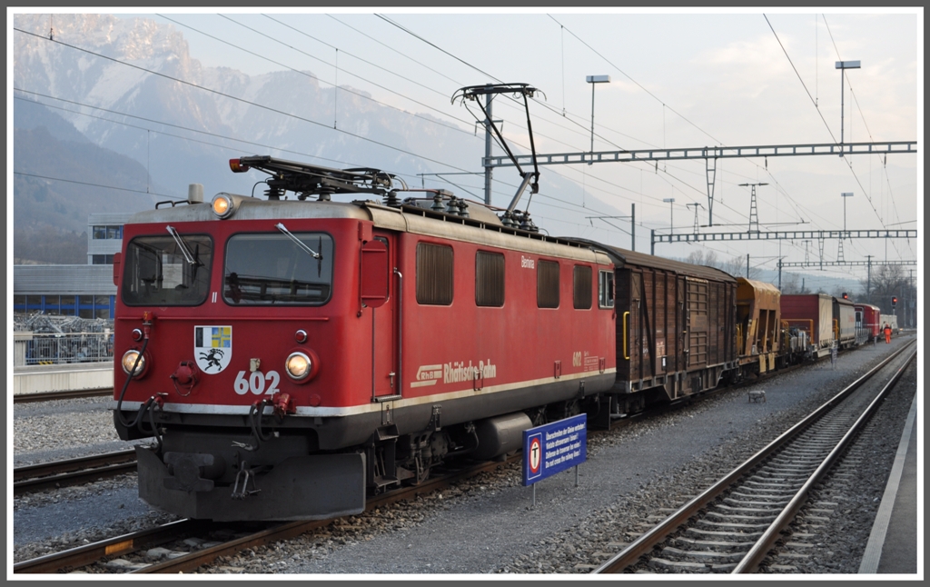 Ge 4/4 I 602  Bernina  mit Gterzug in Untervaz-Trimmis. (03.03.2011)