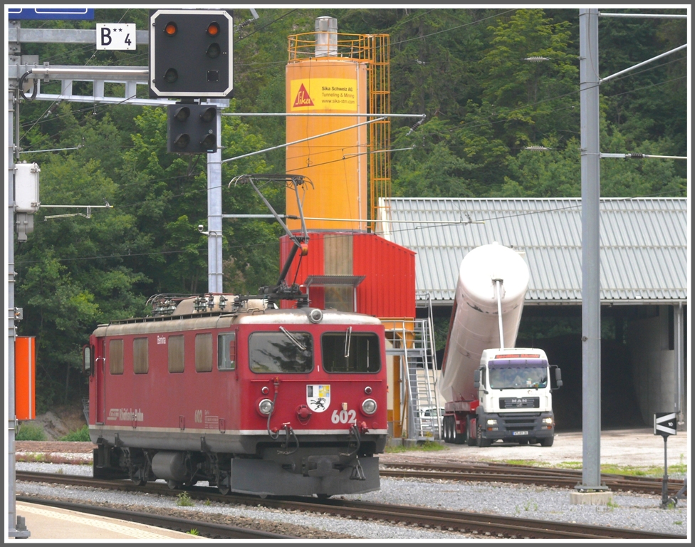 Ge 4/4 I 602  Bernina  rangiert in Reichenau-Tamins. (16.06.2011)