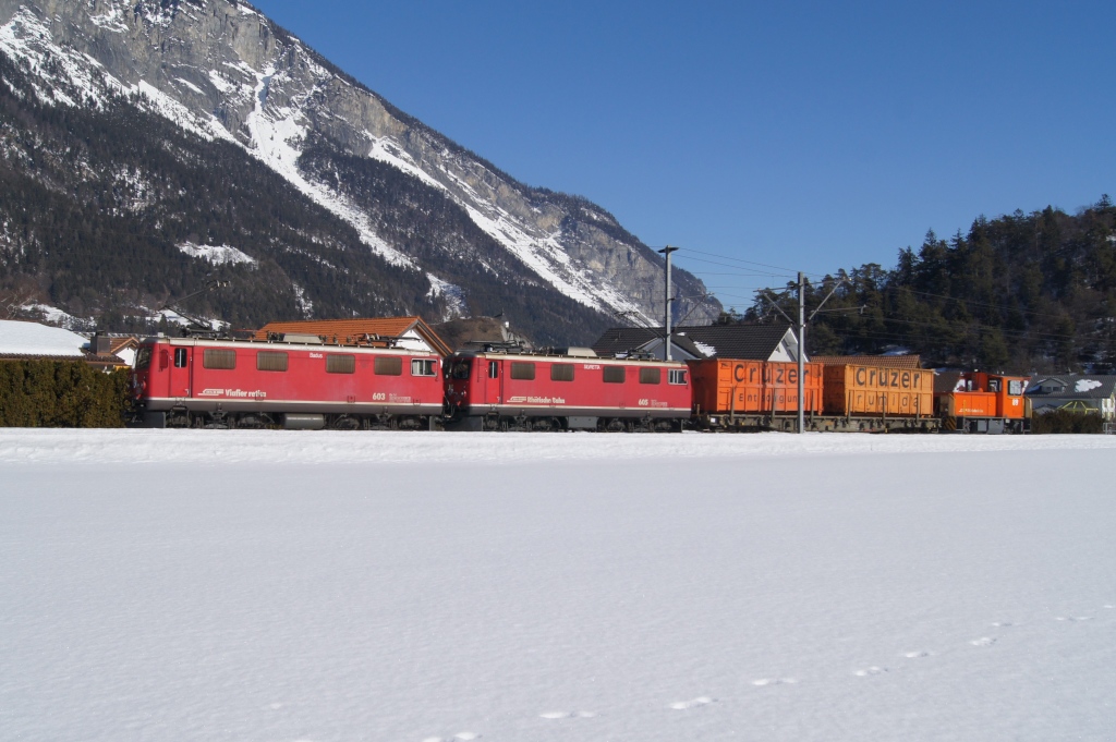 Ge 4/4 I 603 und Ge 4/4 I 605 verlassen am 21.2.12 Domat/Ems mit kurzer Gterlast. 