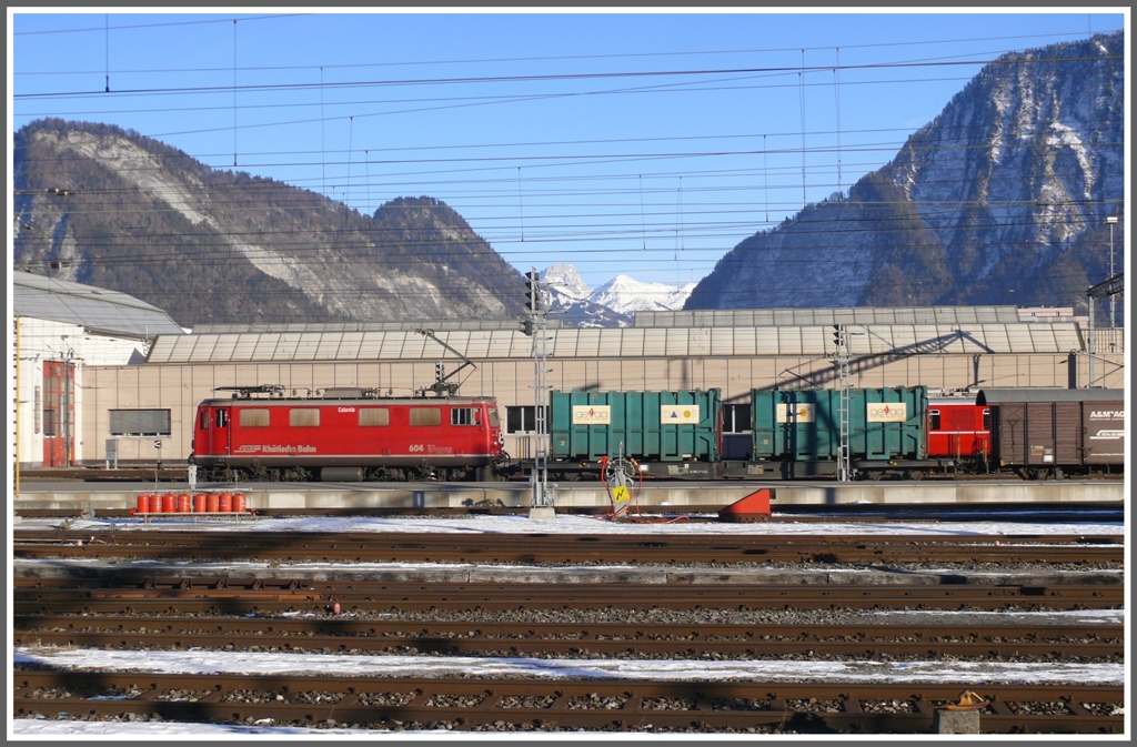 Ge 4/4 I 604  Calanda  mit Sulzfluh und Schafberg hinter der Klus. (04.01.2011)