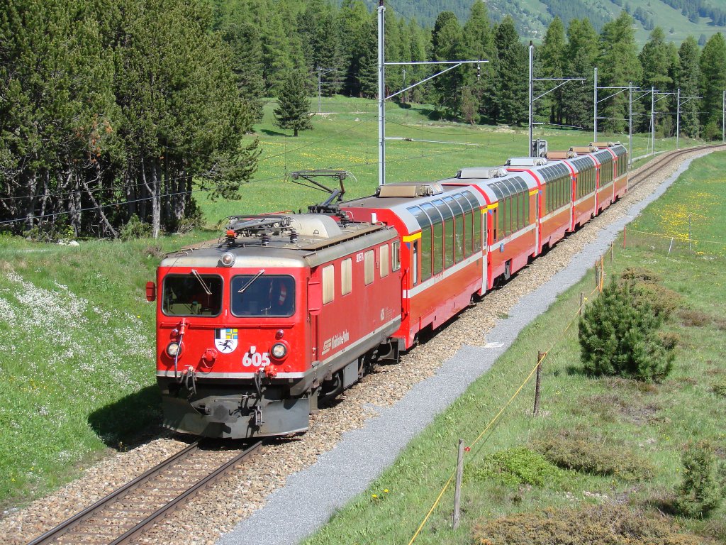 Ge 4/4 I 605 mit Bernina Express (richtung Tirano), zwischen Samedan un Pontresina - 06/2008