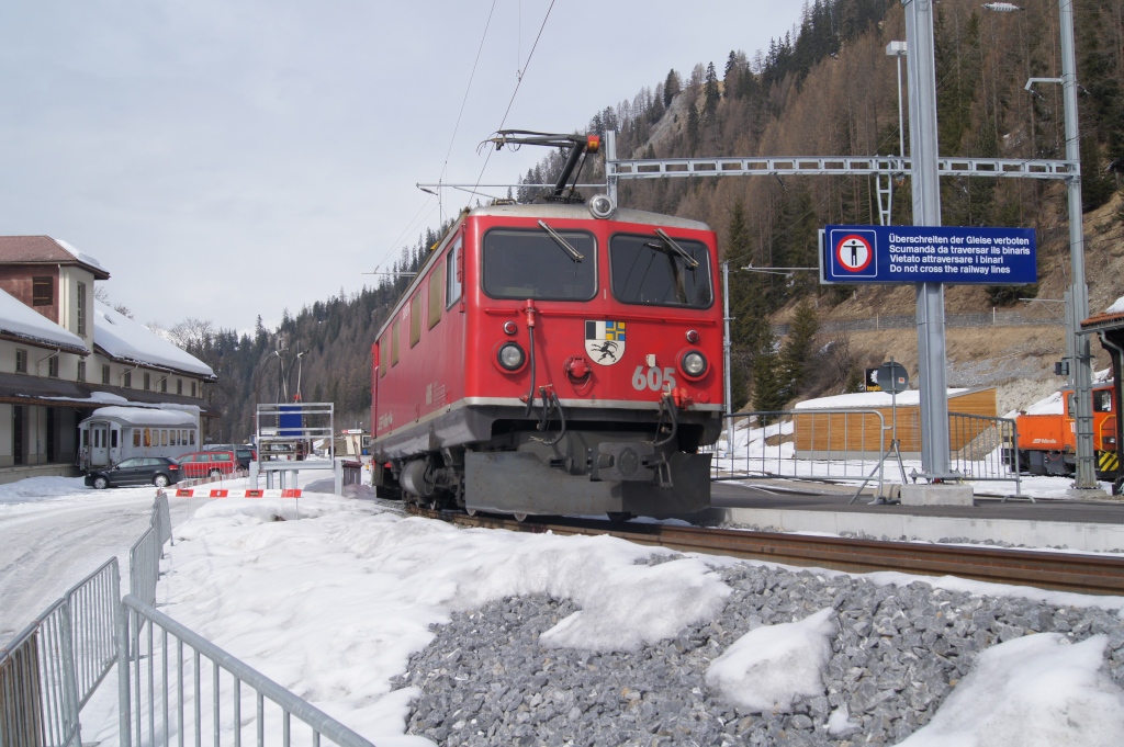 Ge 4/4 I 605 steht am 3.3.11 im Bahnhof Bergn.
