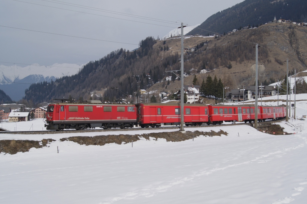 Ge 4/4 I 605 verlsst am 3.3.11 Bergn mit ihrem Schlittelzug nach Preda.

