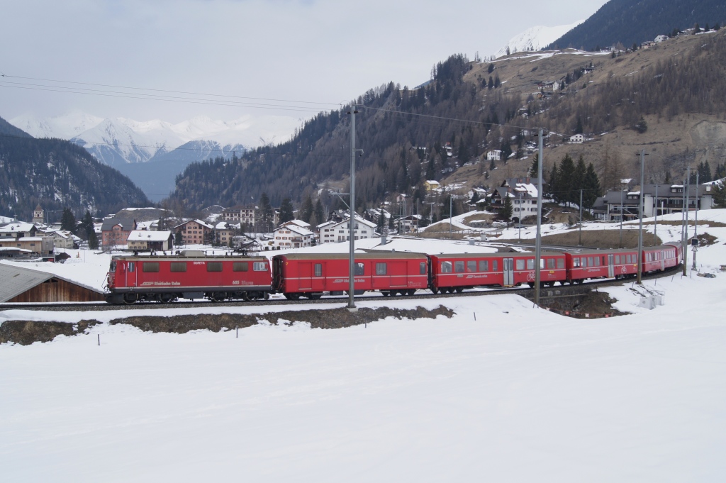 Ge 4/4 I 605 verlsst am 3.3.11 mit dem Schlittelzug 859 Bergn in Richtung Preda.
