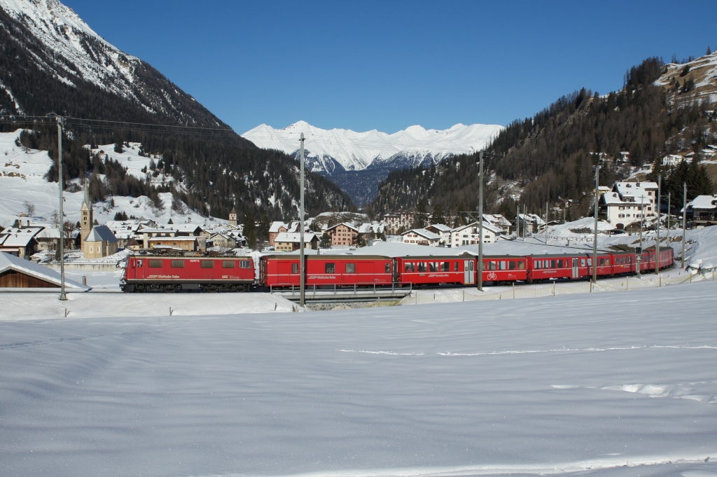 Ge 4/4 I 605 verlsst am 03.02.2013 mit dem Schlittelzug nach Preda Bergn.