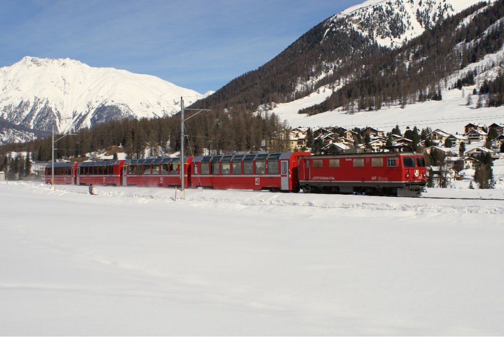 Ge 4/4 I 607 zieht am 27.2.10 den Bernina-Express 955 von Punt Muragl Richtung Pontresina.