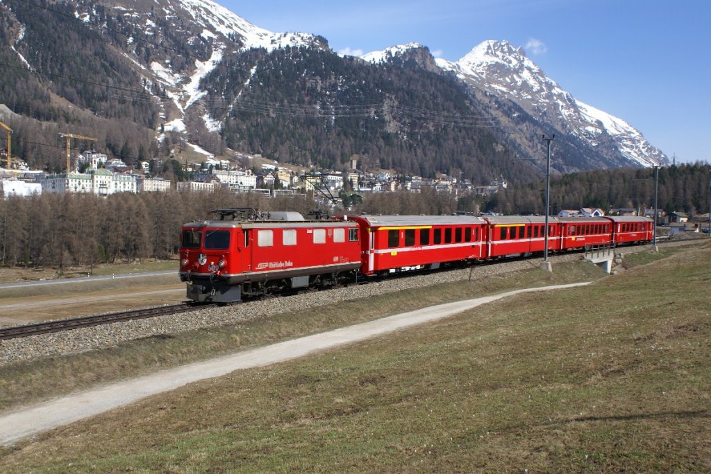 Ge 4/4 I 609 fhrt am 29.4.10 mit einem Regionalzu von Pontresina Richtung Punt Muragl.