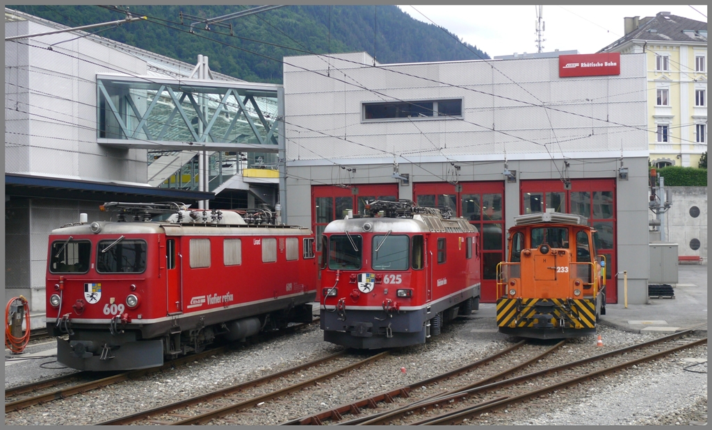 Ge 4/4 I 609  Linard , Ge 4/4 II 625  Kblis  und Gm 3/3 233 vor dem RhB Depot in Chur. (20.06.2010)