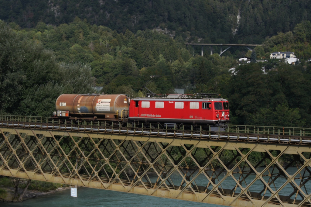 Ge 4/4 I 610 nhert sich am 2.9.11 mit einem Gterwagen Reichenau-Tamins.