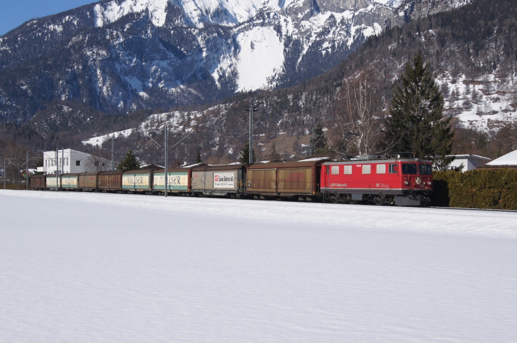 Ge 4/4 I 610 nhert sich am 21.2.12 mit dem Valser-Zug Domat/Ems.