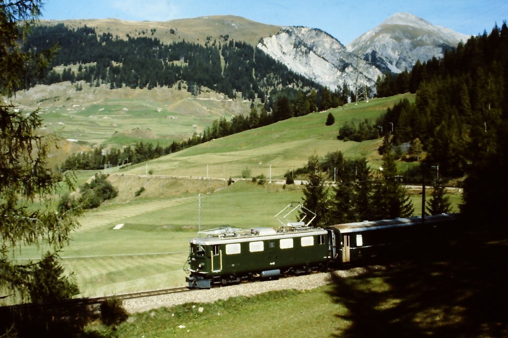 Ge 4/4 I im September 1983 oberhalb von Bergn mit Schnellzug aus St. Moritz auf Talfahrt.