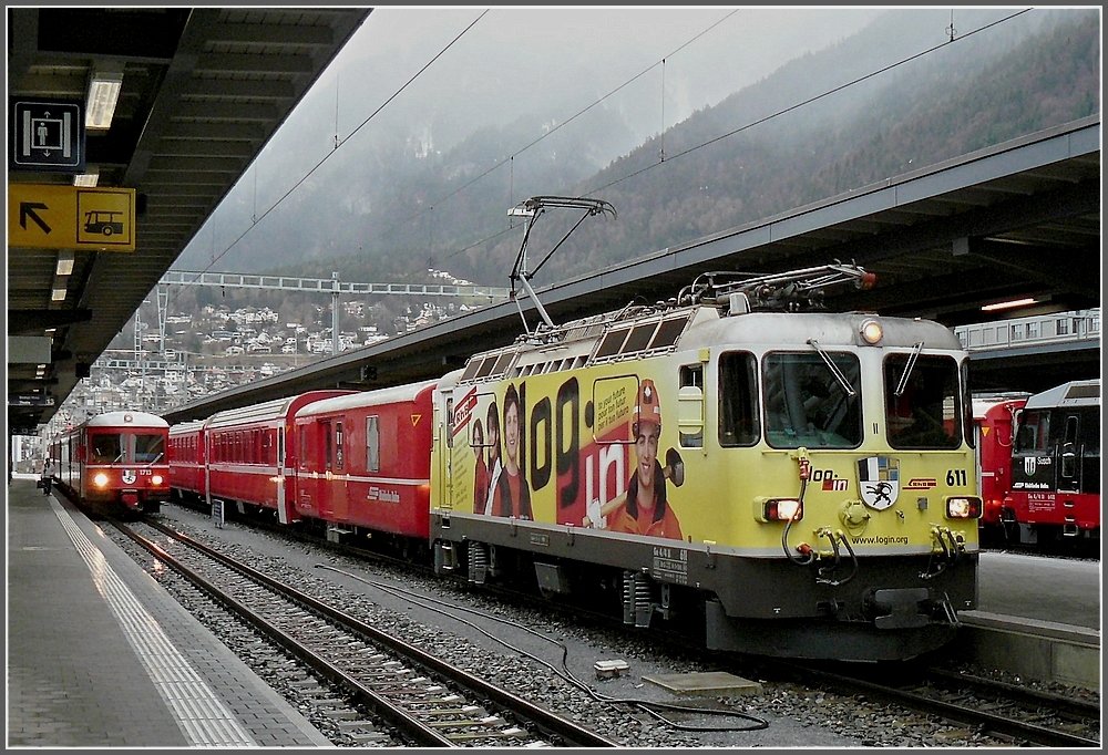 Ge 4/4 II 611  Landquart  mit ihrer Login Werbung wartet am 23.12.09 im Bahnhof von Chur auf die Abfahrt nach Disentis/Mustr. (Hans)