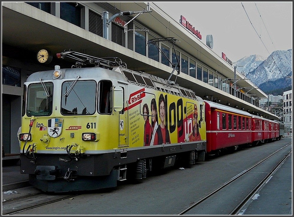 Ge 4/4 II 611  Landquart  mit ihrer Login Werbung steht mit einer besonderen Wagengarnitur am 26.12.09 vor dem Bahnhof in Chur zur Abfahrt nach Arosa bereit. (Jeanny)  