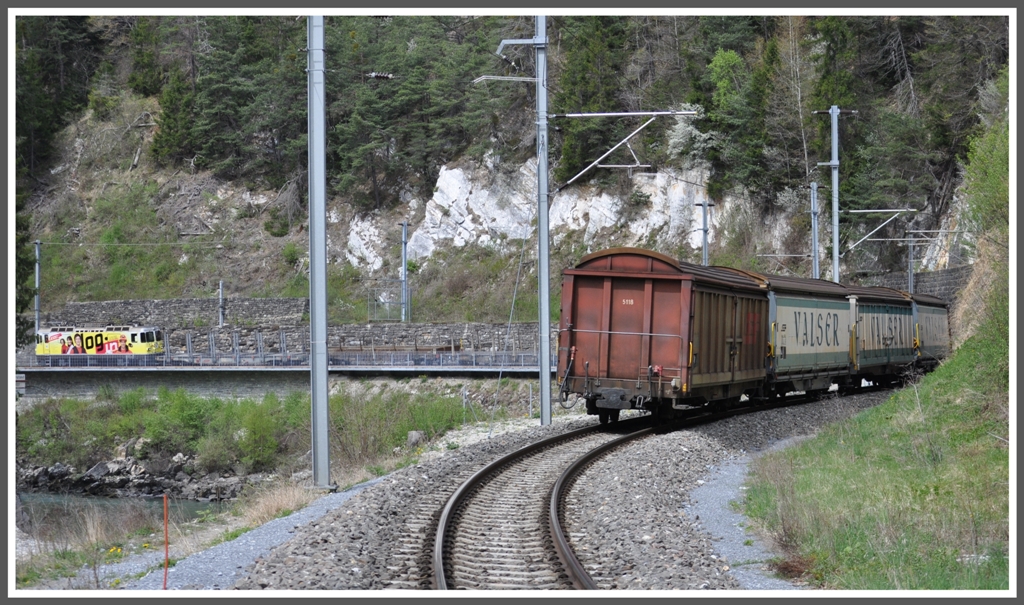 Ge 4/4 II 611  Landquart  mit Gterzug bei Trin. Hinter der Lok laufen einige leere Holzwagen und Schienentransportwagen. (14.04.2011)