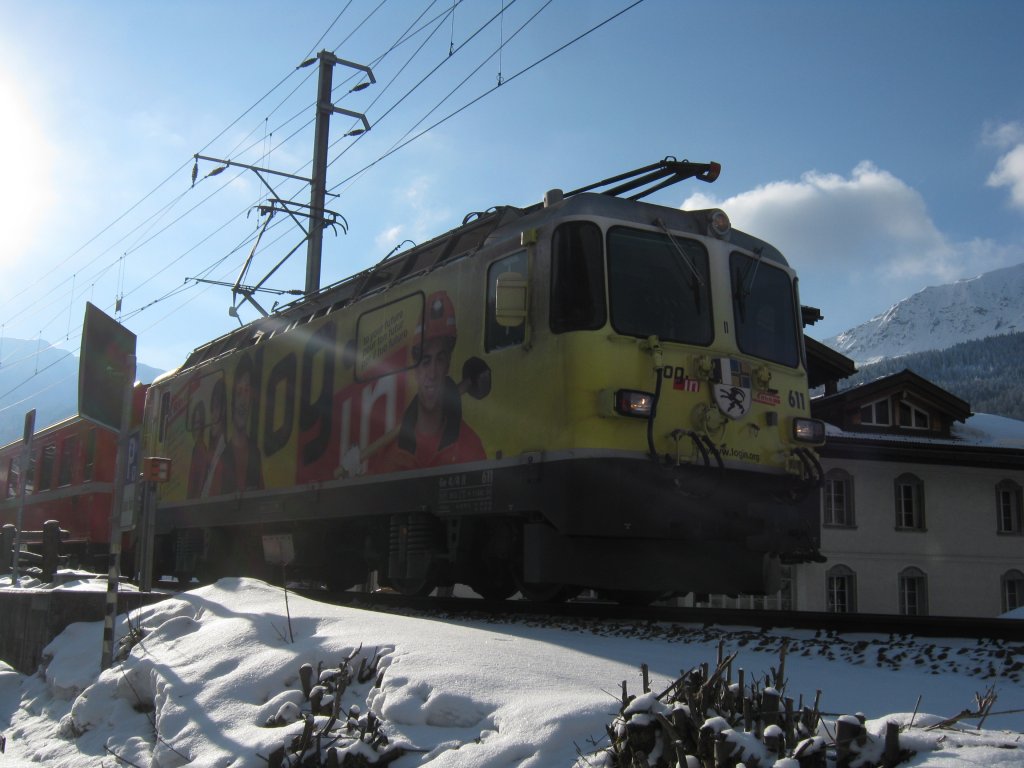 Ge 4/4 II 611 Login mit RE 1228 bei Ausfahrt in Klosters Dorf, 22.01.2011.
