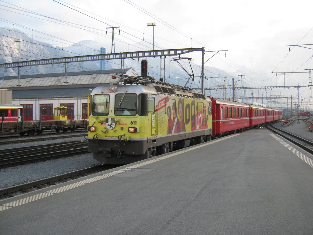 Ge 4/4 II 611 Login mit RE 1253 bei Einfahrt in Landquart, 22.01.2011.