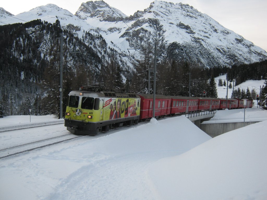 Ge 4/4 II 611 mit Regio 875 in Preda. Dieser Pendel war wie folgt formiert: D 4213, WS 3911, WS 3913, WS 3914 und BDt 1757. Dieser Zug pendelt den ganzen Tag zwischen Bergn und Preda. Der sogenannte Schlittelzug bringt die schlittler vom Ende der Schlittelbahn in Bergn wieder zum Start in Preda, 28.12.2011.