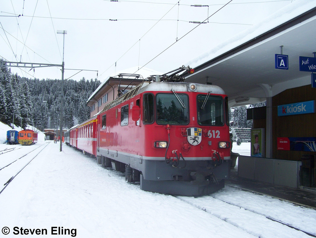 Ge 4/4 II 612 mit dem Leerpark des Zug 1427 in Arosa (27.2.2011)