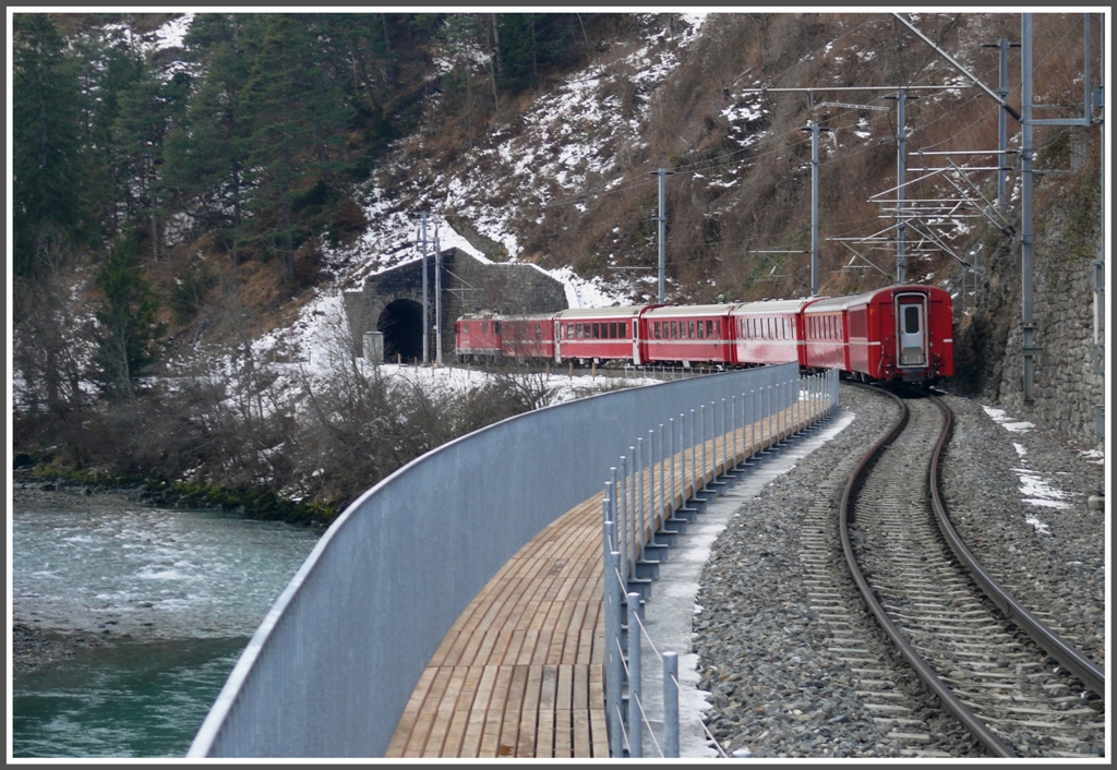 Ge 4/4 II 612  Thusis  zieht den RE1228 in den Dabi-Tunnel unterhalb Trins. Im Fr�hjahr wird der Bahnwanderweg durch die Rheinschlucht zwischen Reichenau-T. und Trin offiziell er�ffnet. (22.12.2010)