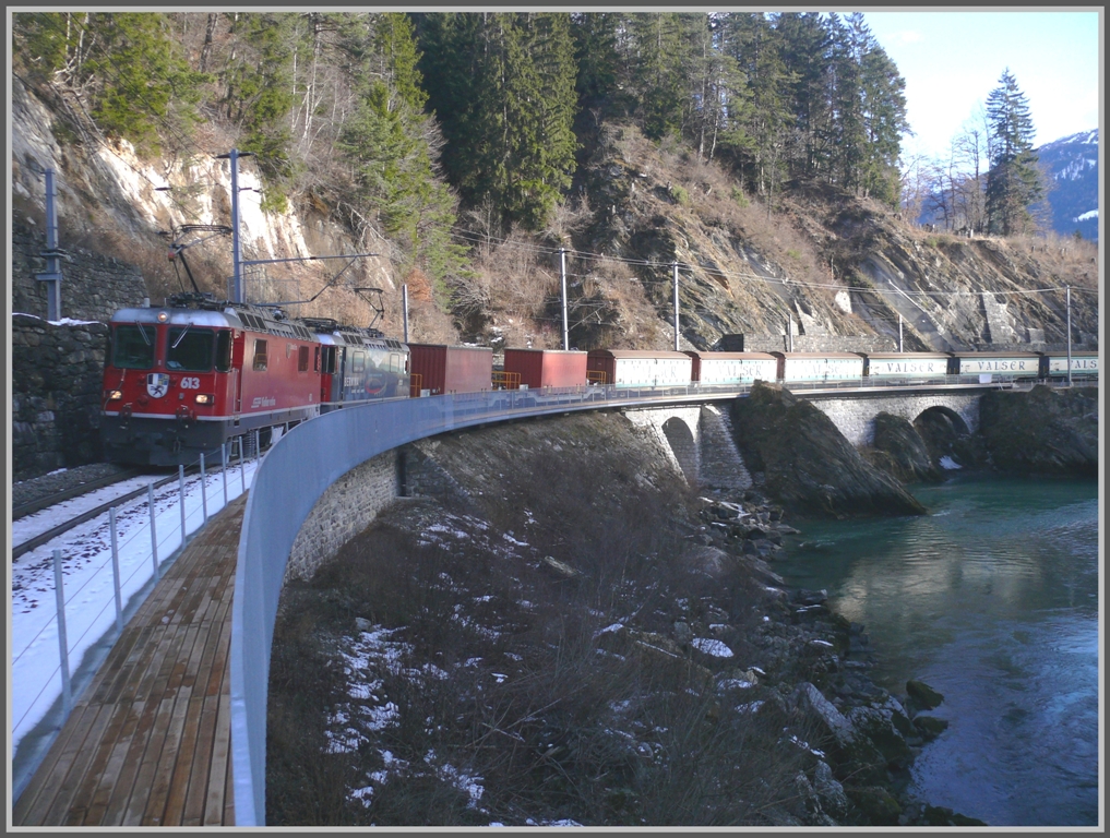 Ge 4/4 II 613  Domat/Ems  und 619  Samedan  ziehen den Valserwasserzug talaufwrts nach Ilanz, hier bei der Hochwasserkurve unterhalb von Trin. (22.12.2010)