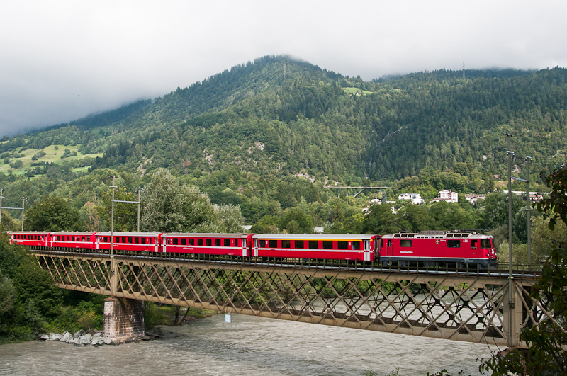 Ge 4/4 II 614  Schiers  am 8. August 2011 mit dem RE 1237 (Disentis/Muster - Scuol-Tarasp) bei Reichenau-Tamins.