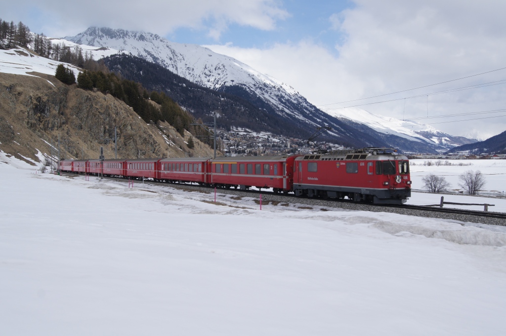 Ge 4/4 II 614 zieht am 11.3.12 einen Extrazug von Samedan Richtung Celerina.