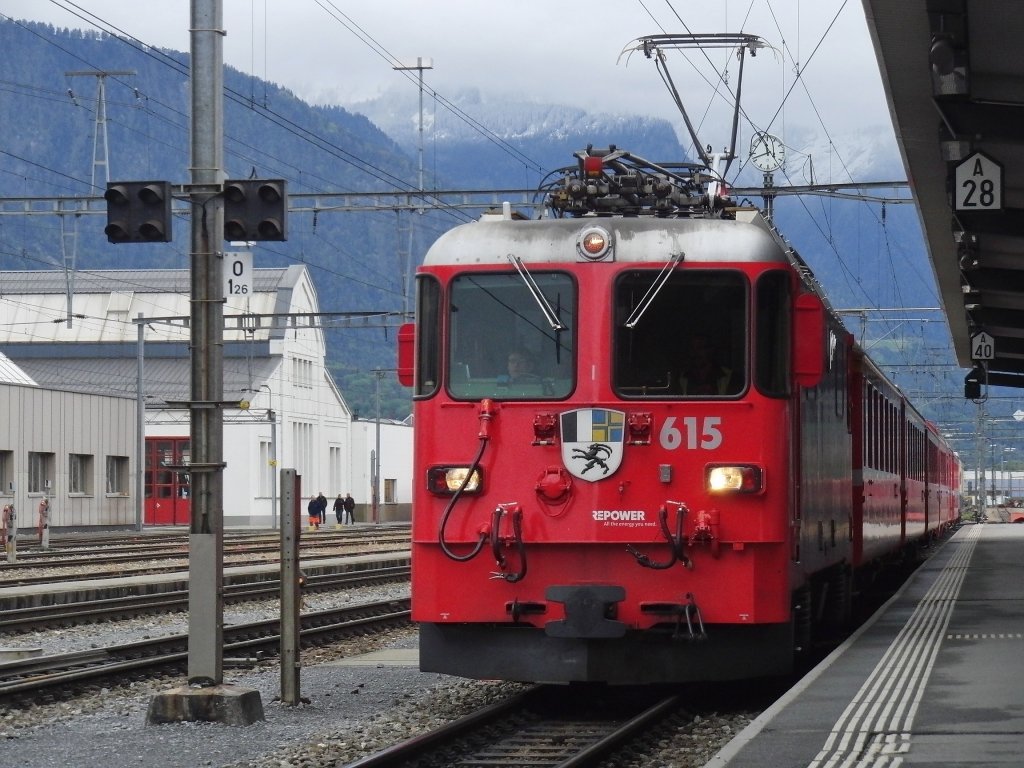Ge 4/4 II 615 „Klosters“ mit RE 1237 von Disentis-Mustr nach Scuol-Tarasp bei der Einfahrt in den Bahnhof Landquart (30.05.2013).
