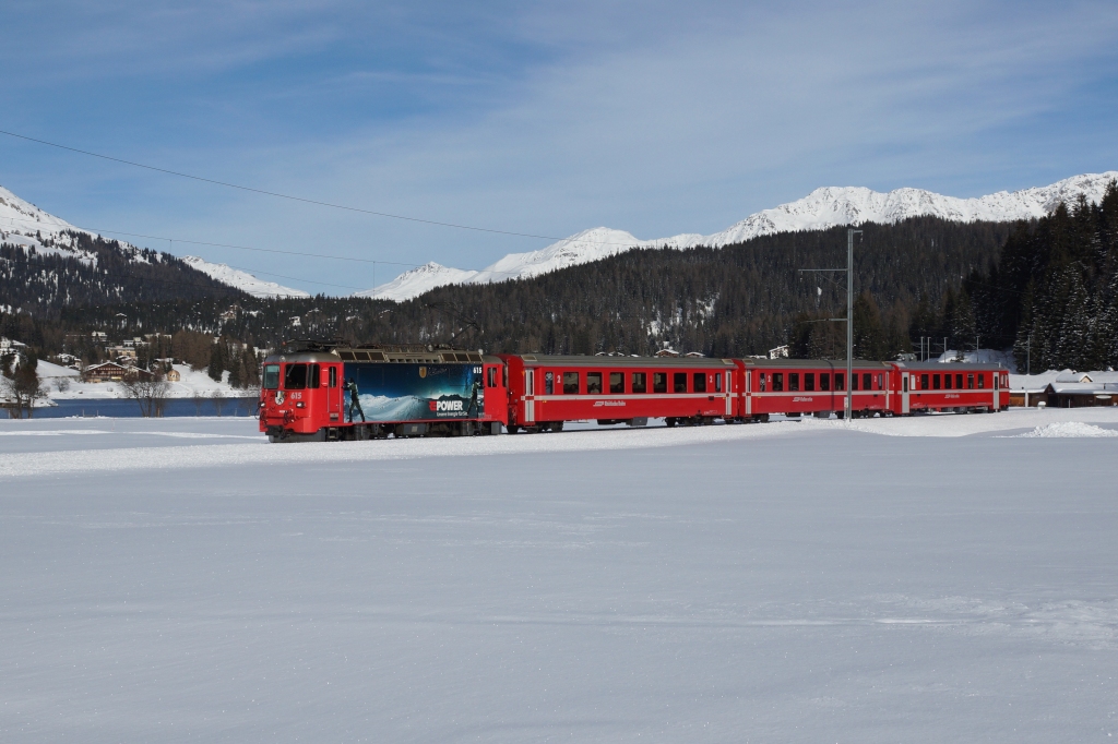 Ge 4/4 II 615 erreicht am 29.12.2012 mit dem R 829 Davos Dorf.