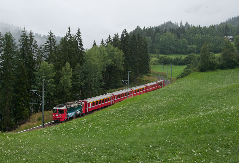Ge 4/4 II 615  Klosters  am 7. August 2011 mit R 1841 (Davos Platz - Filisur) bei Filisur.